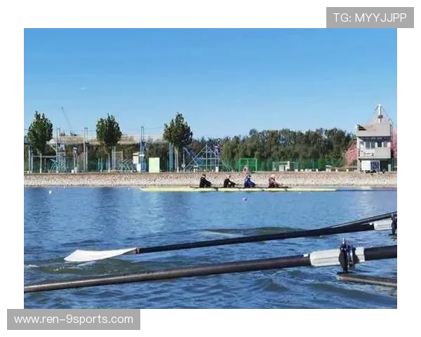 赛艇选手在对抗训练中展现良好推进节奏